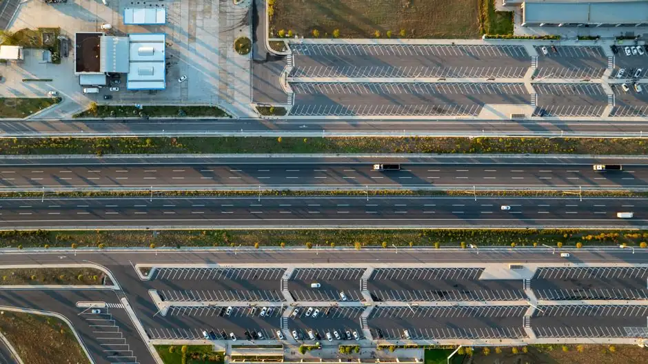 Top-down view of a highway and adjacent parking area in Manisa, Türkiye, highlighting transportation infrastructure.